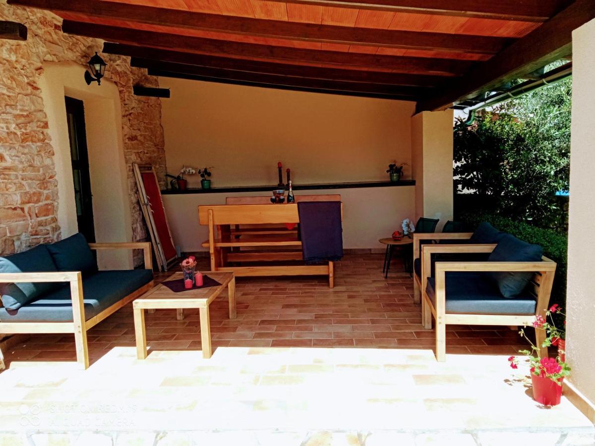Mala Kuca Sa Velikim Grijanim Bazenom Antonio Vila Šišan Exterior foto