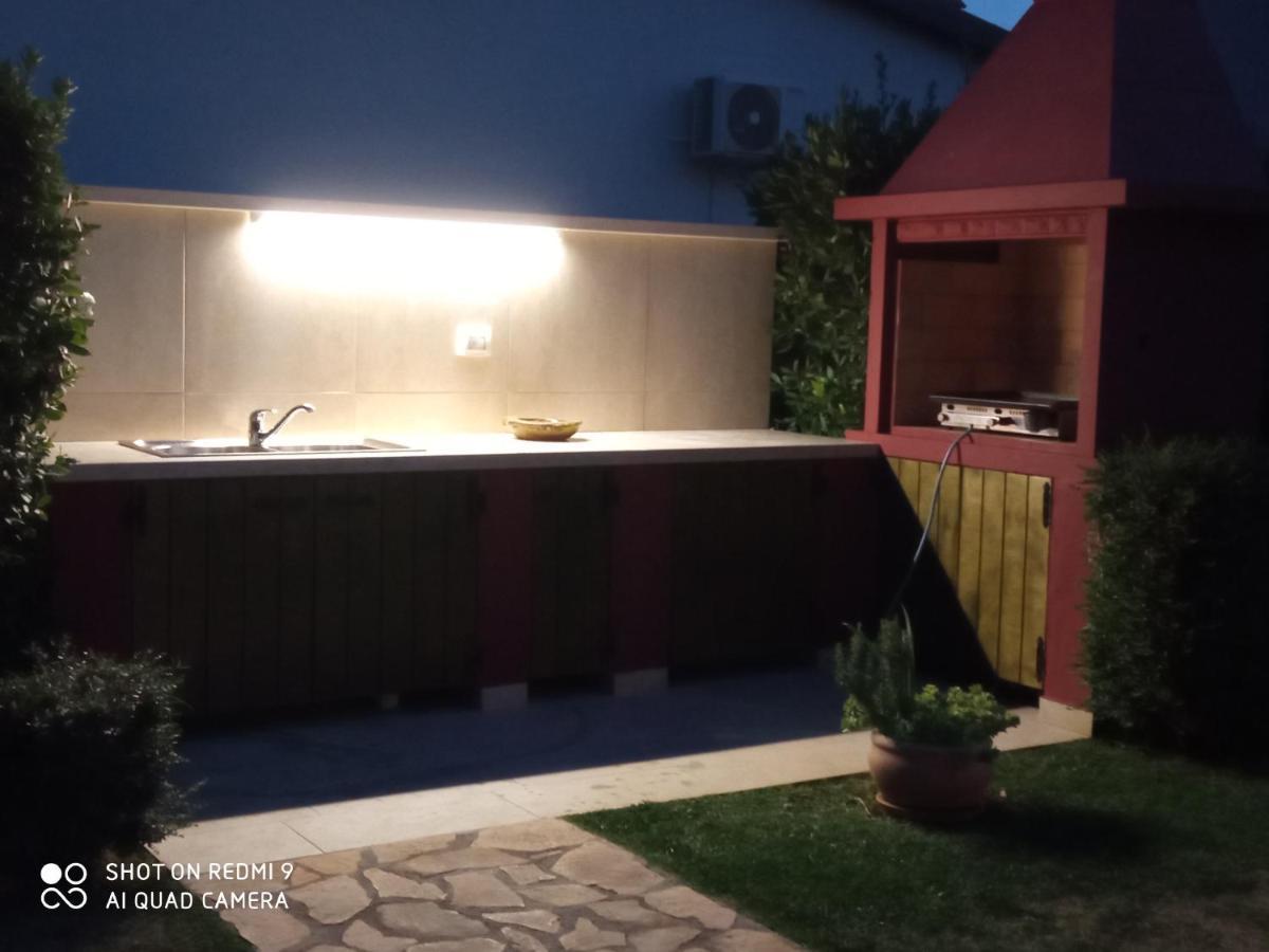 Mala Kuca Sa Velikim Grijanim Bazenom Antonio Vila Šišan Exterior foto