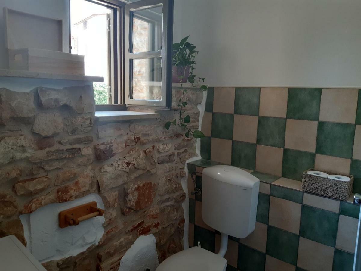 Mala Kuca Sa Velikim Grijanim Bazenom Antonio Vila Šišan Exterior foto