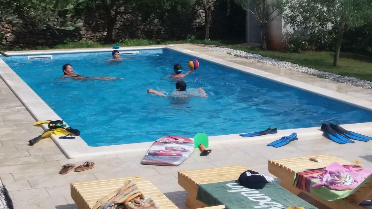 Mala Kuca Sa Velikim Grijanim Bazenom Antonio Vila Šišan Exterior foto