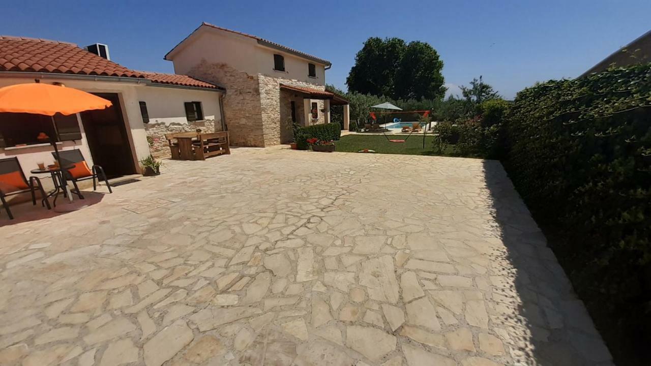 Mala Kuca Sa Velikim Grijanim Bazenom Antonio Vila Šišan Exterior foto